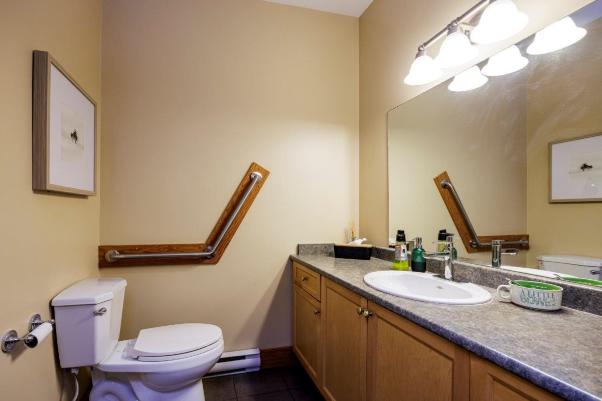 Entry Foyer Photo of 475 Bowen Island Trunk Road, Bowen Island, BC