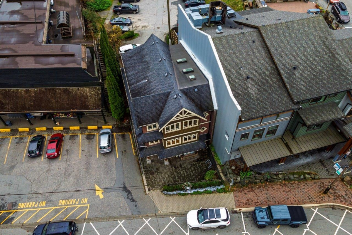 Kitchen Island Photo of 475 Bowen Island Trunk Road, Bowen Island, BC