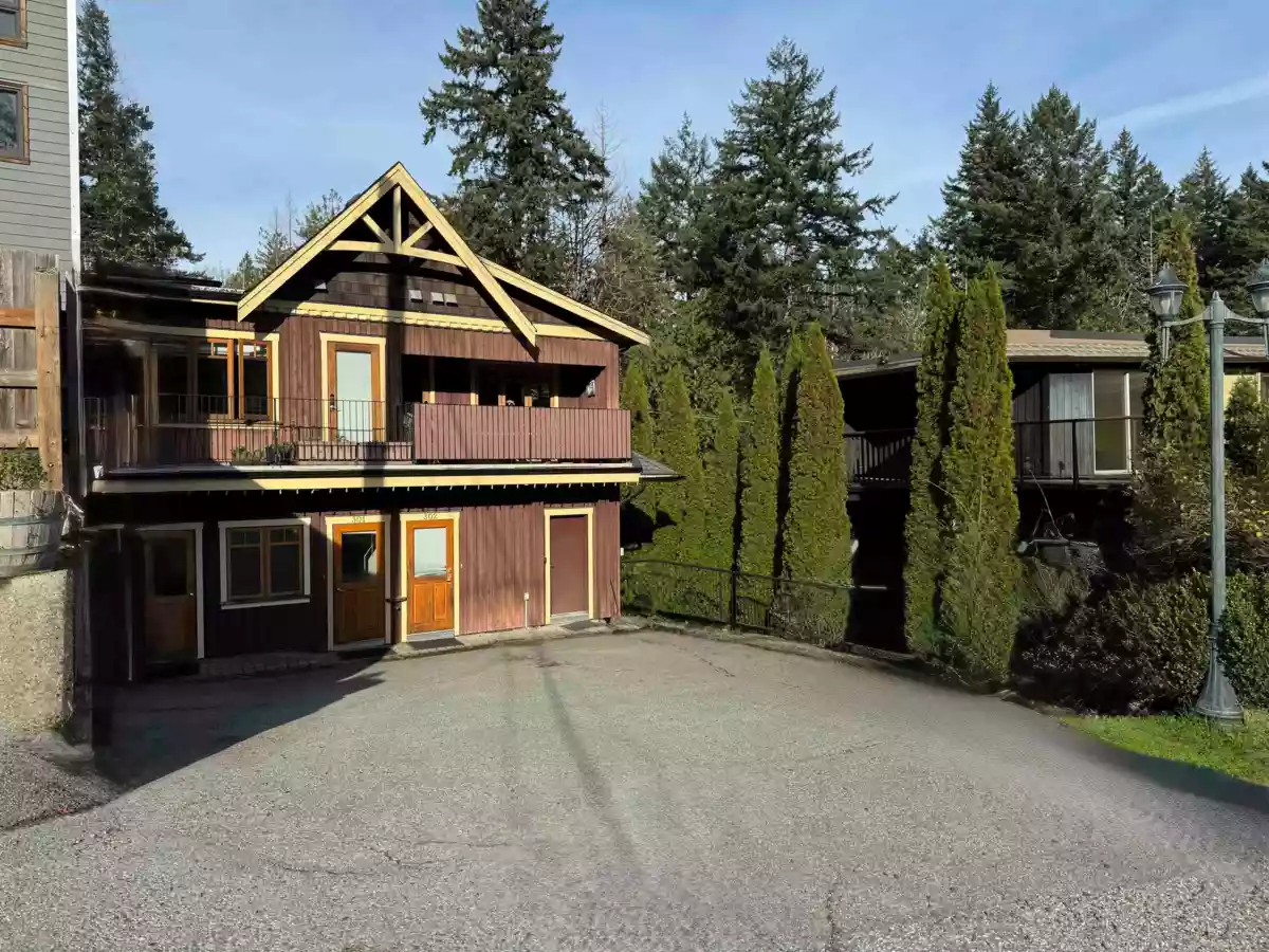 Living Room Photo of 475 Bowen Island Trunk Road, Bowen Island, BC