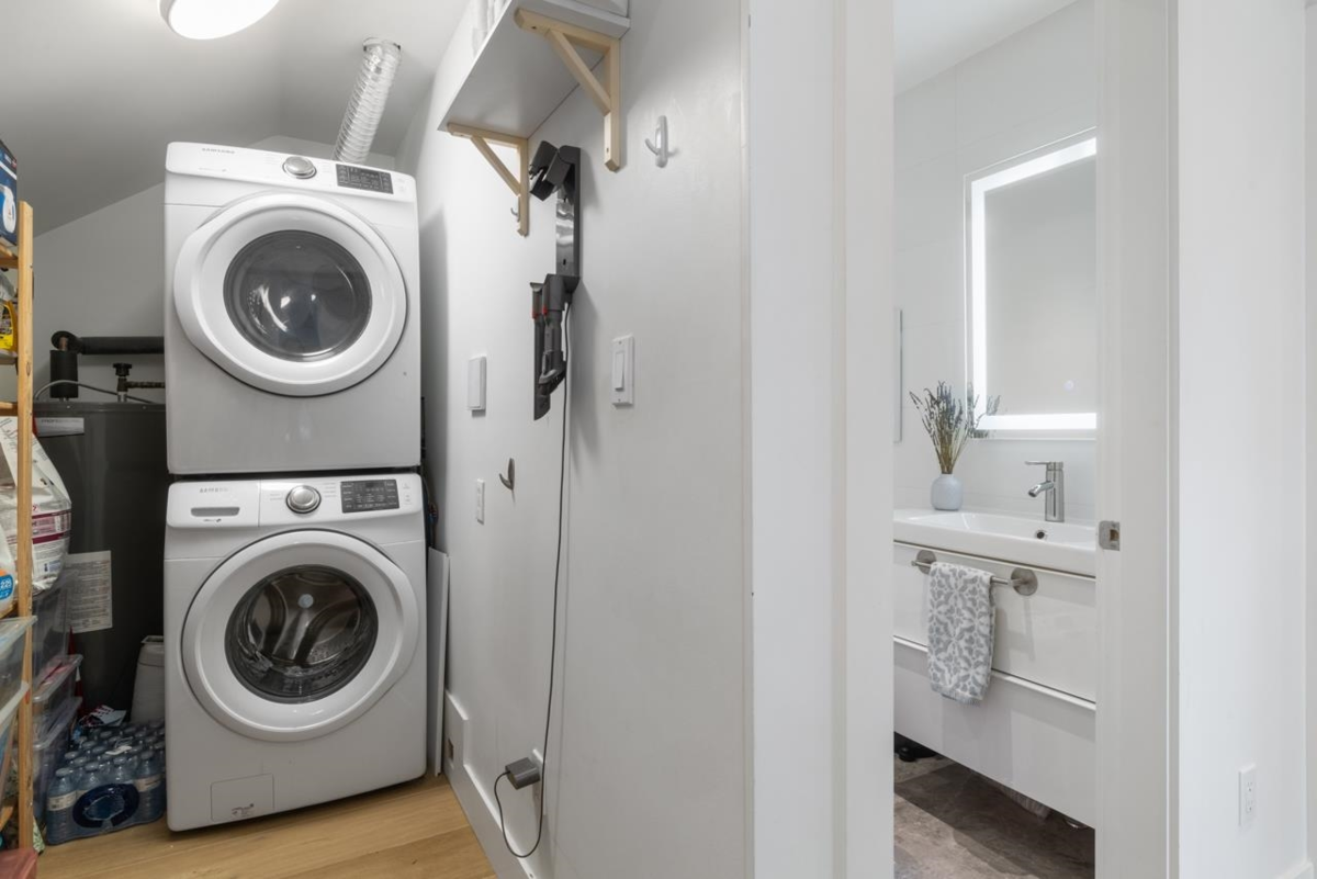 Entry Foyer Photo of 308 755 W 15th Avenue, Vancouver, BC