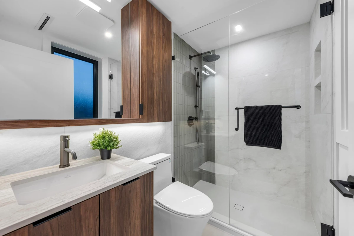 Front Yard Photo of 2 275 W 17th Avenue, Vancouver, BC