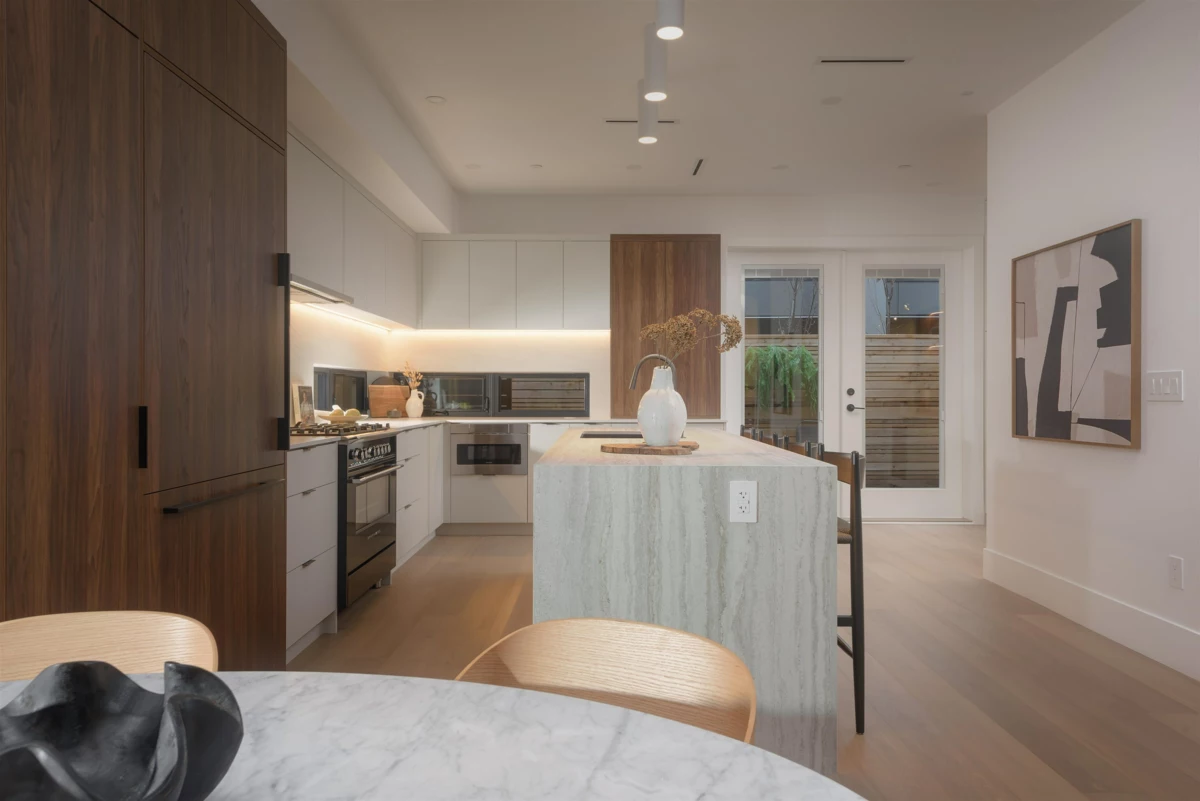 Living Room Photo of 2 275 W 17th Avenue, Vancouver, BC