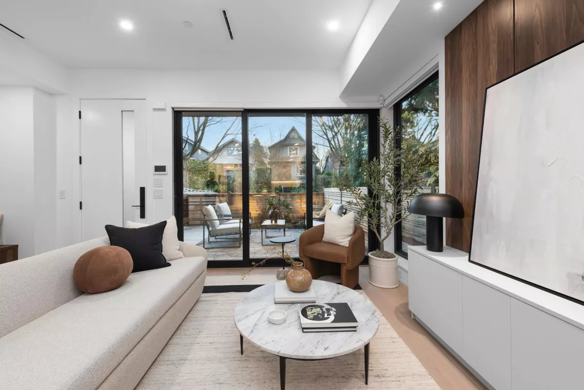 Mudroom Photo of 2 275 W 17th Avenue, Vancouver, BC