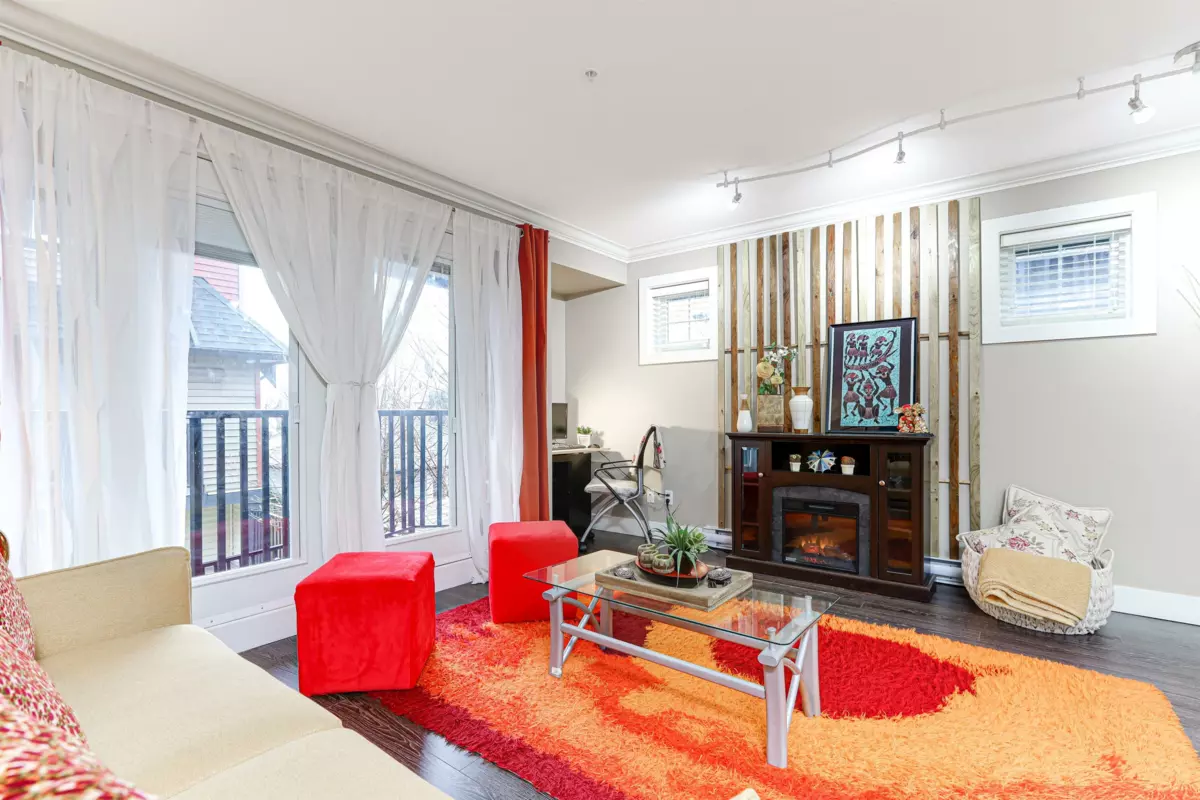 Kitchen Island Photo of 5 305 Jardine Street, New Westminster, BC