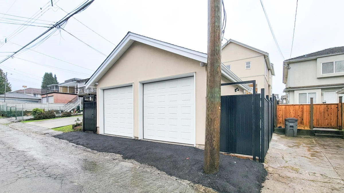 Entry Foyer Photo of 3431 E 23rd Avenue, Vancouver, BC