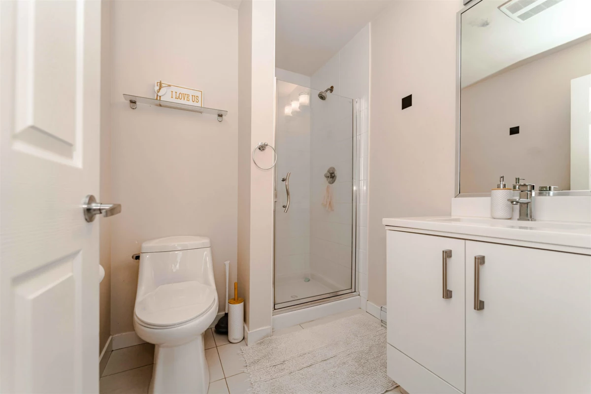 Entry Foyer Photo of 216 32083 Hillcrest Avenue, Abbotsford, BC