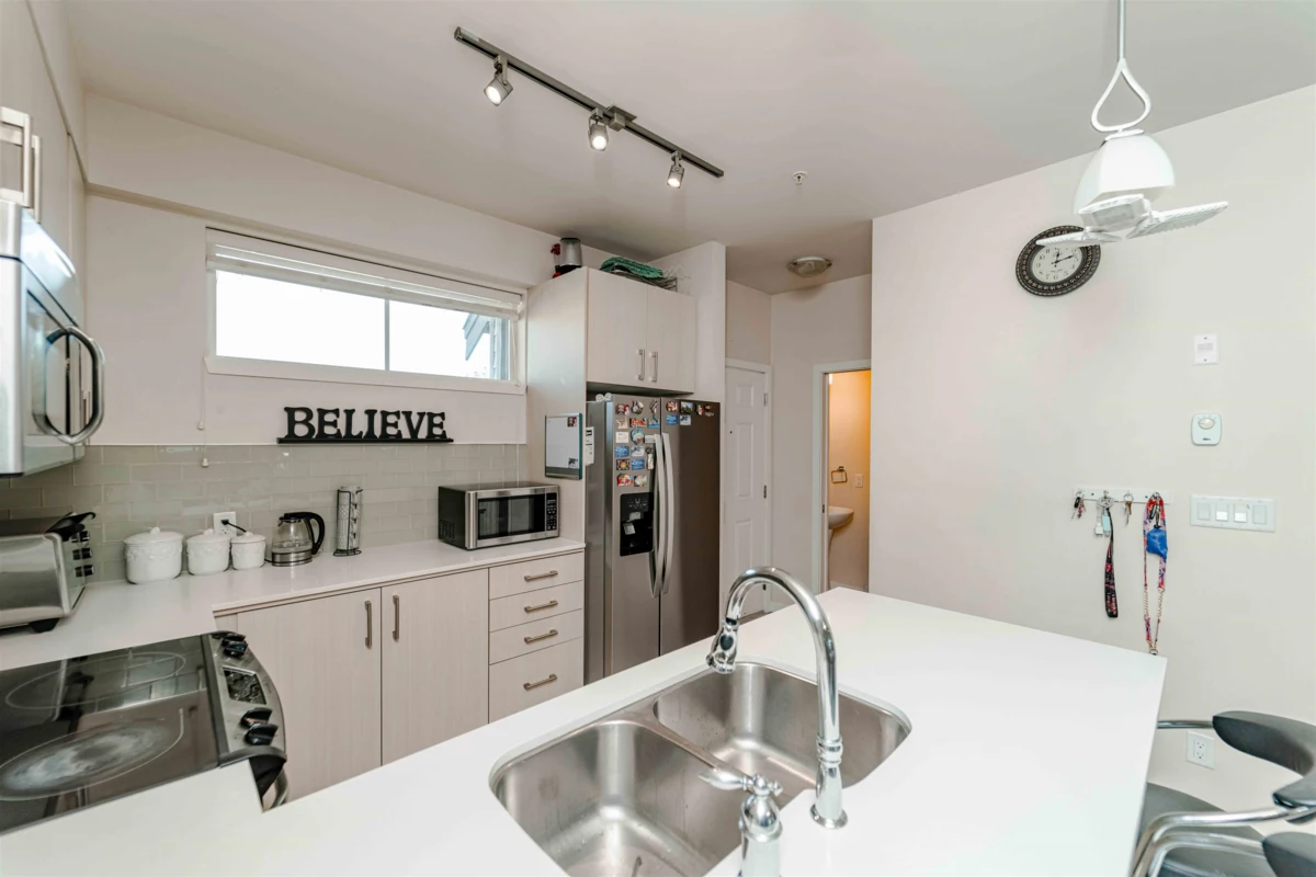 Primary Bathroom Photo of 216 32083 Hillcrest Avenue, Abbotsford, BC