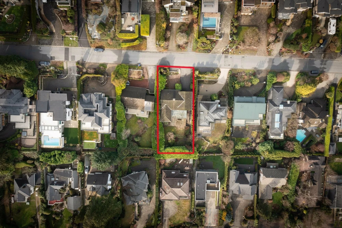 Backyard Photo of 2558 Mathers Avenue, West Vancouver, BC