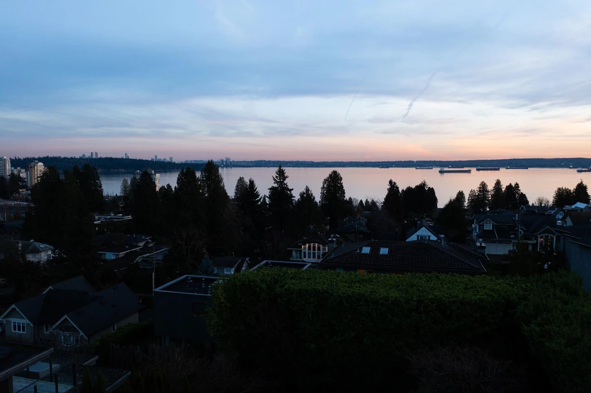 Garden / Landscaping Photo of 2558 Mathers Avenue, West Vancouver, BC