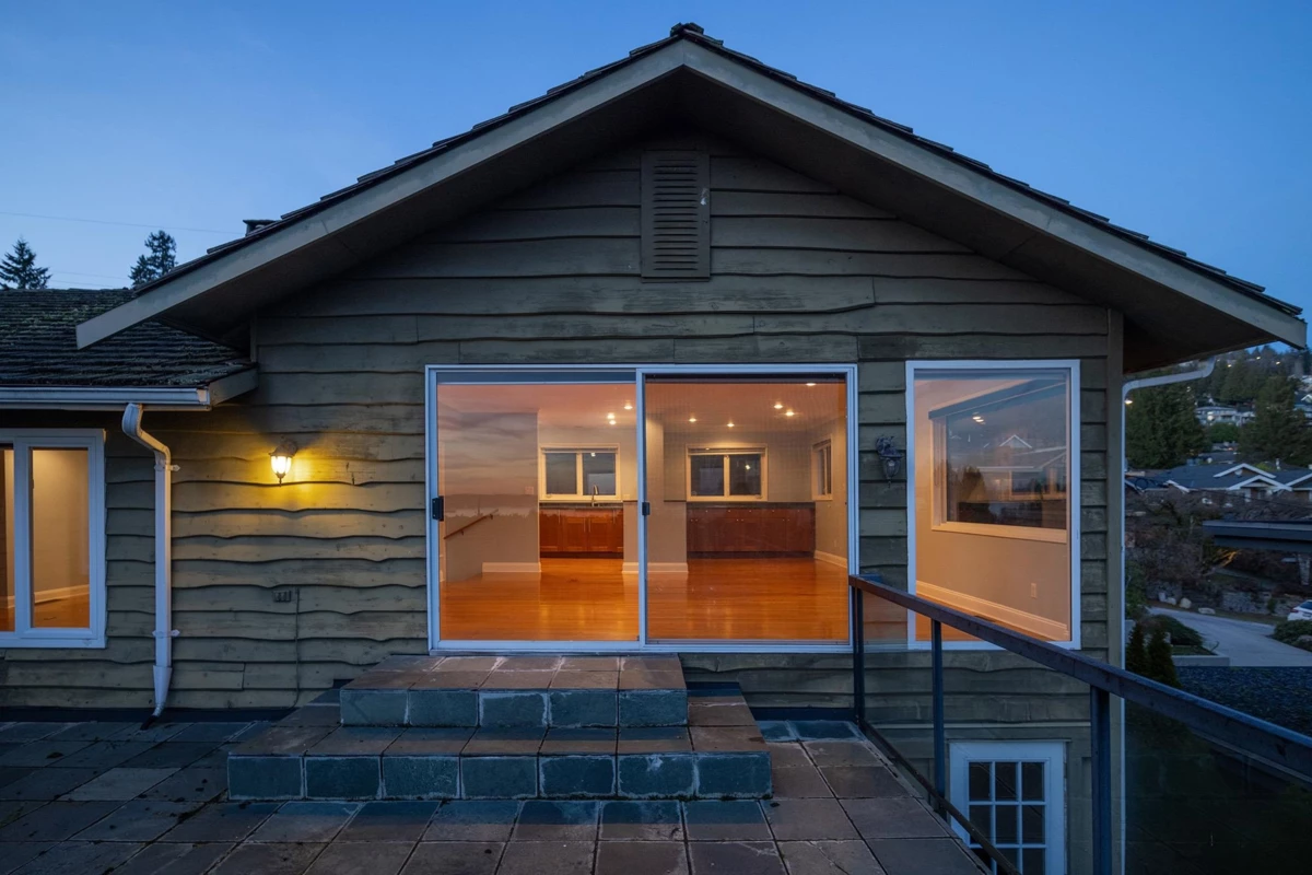 Hot Tub / Spa Photo of 2558 Mathers Avenue, West Vancouver, BC