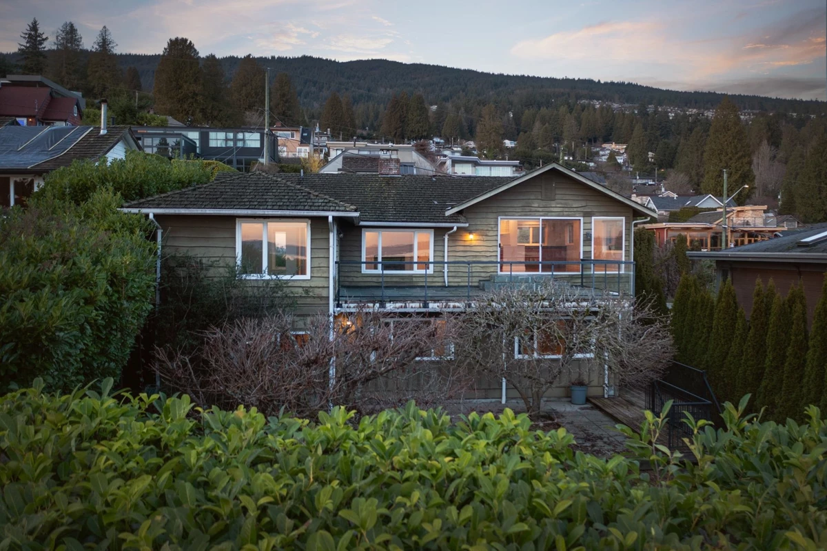 Outdoor Kitchen Photo of 2558 Mathers Avenue, West Vancouver, BC