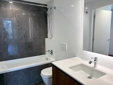 Primary Bathroom Photo of 405 389 W 59th Avenue, Vancouver, BC