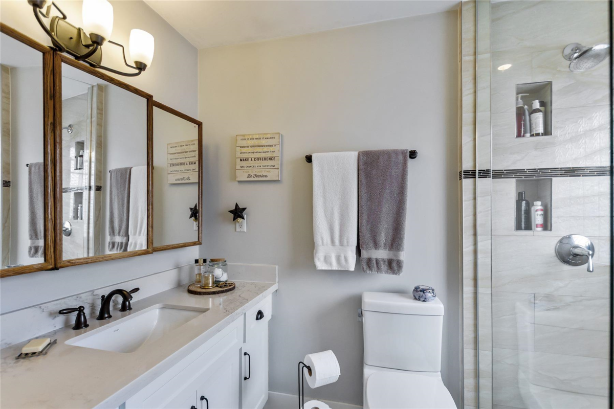 Powder Room Photo of 4668 55a Street, Delta, BC