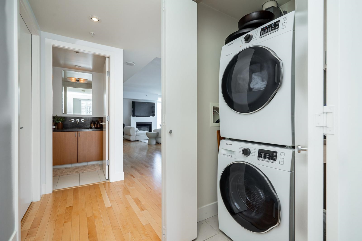 Entry Foyer Photo of 1904 1205 W Hastings Street, Vancouver, BC