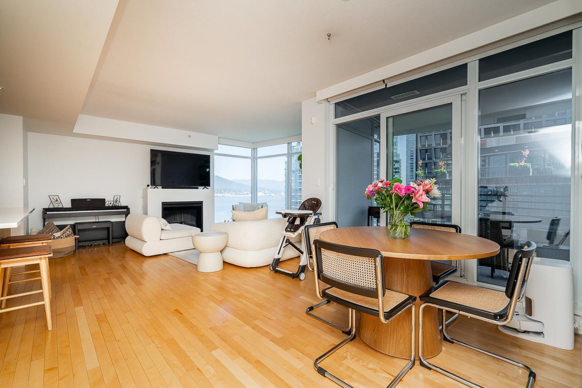 Kitchen Photo of 1904 1205 W Hastings Street, Vancouver, BC