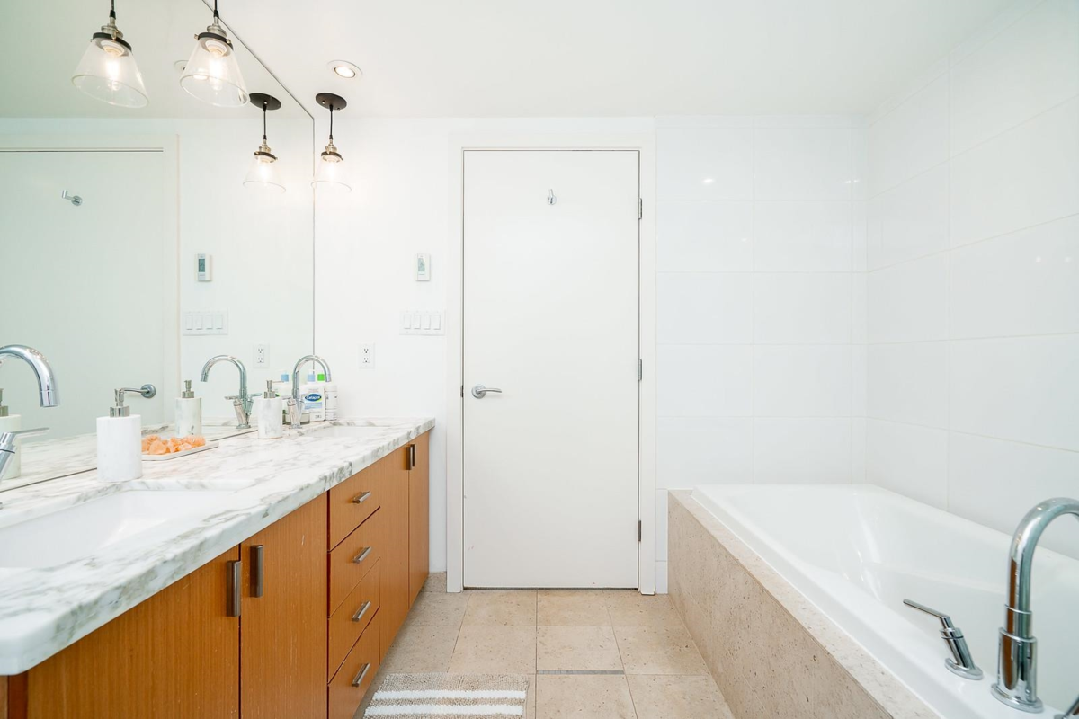 Laundry Room Photo of 1904 1205 W Hastings Street, Vancouver, BC