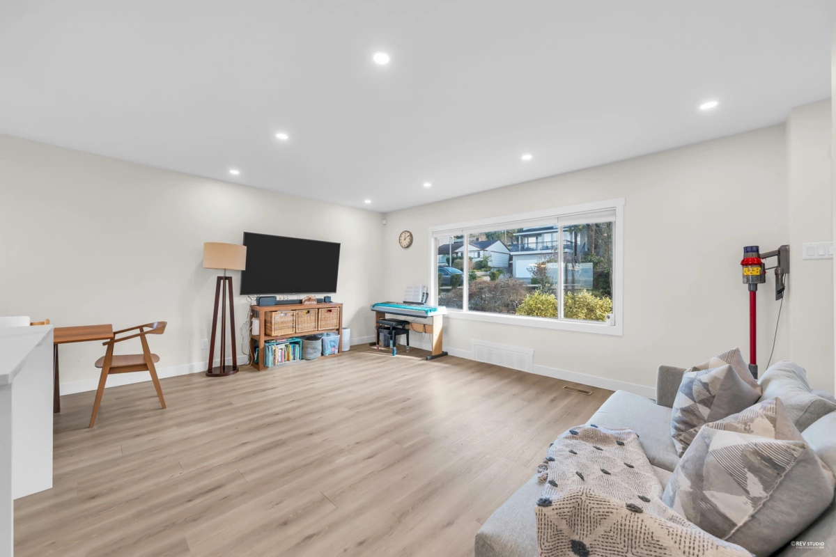 Primary Bathroom Photo of 7247 Barnet Road, Burnaby, BC