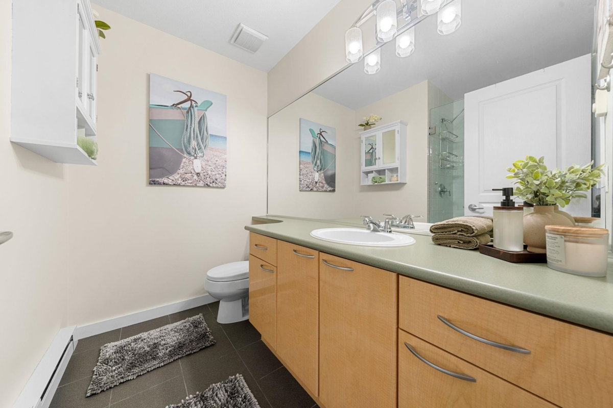 Front Yard Photo of 41 2678 King George Boulevard, Surrey, BC