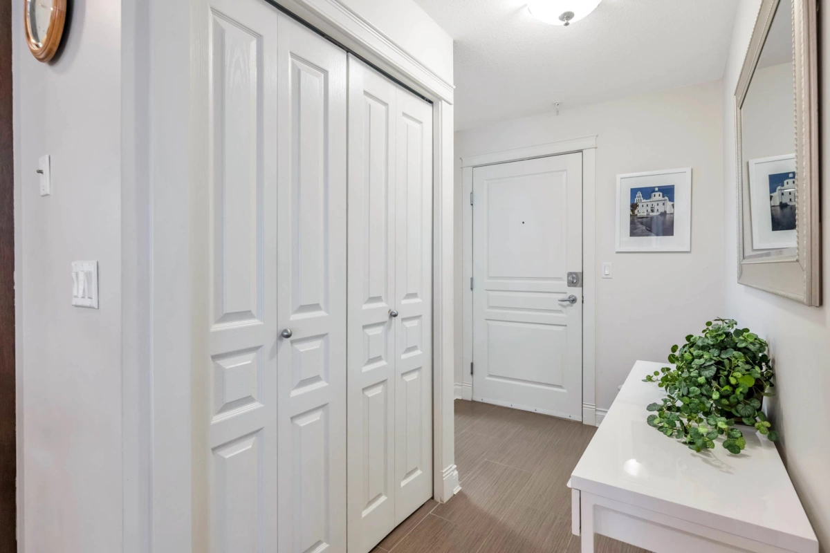 Family Room Photo of 306 15357 17a Avenue, Surrey, BC