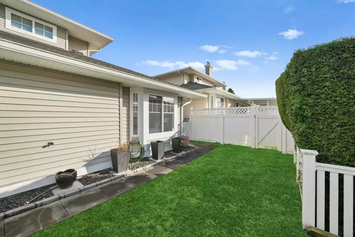 Entry Foyer Photo of 62 6885 184 Street, Surrey, BC
