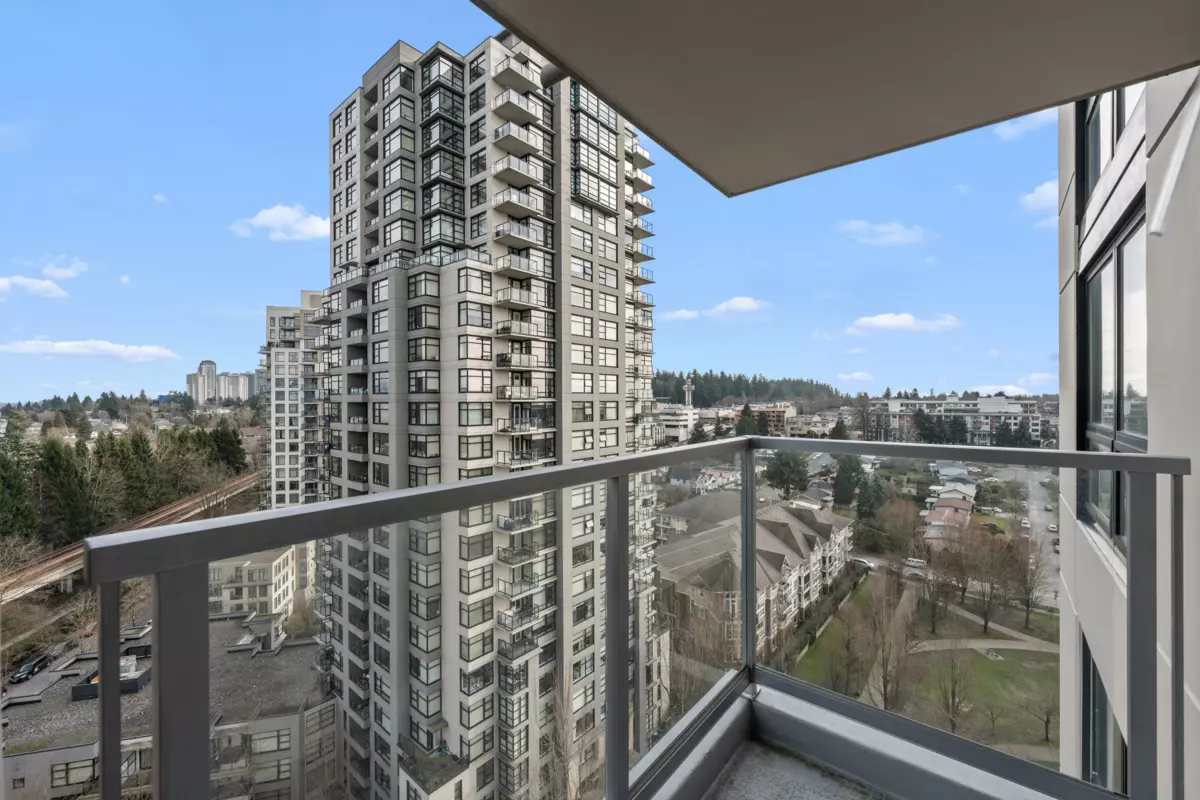 Kitchen Island Photo of 1703 3663 Crowley Drive, Vancouver, BC
