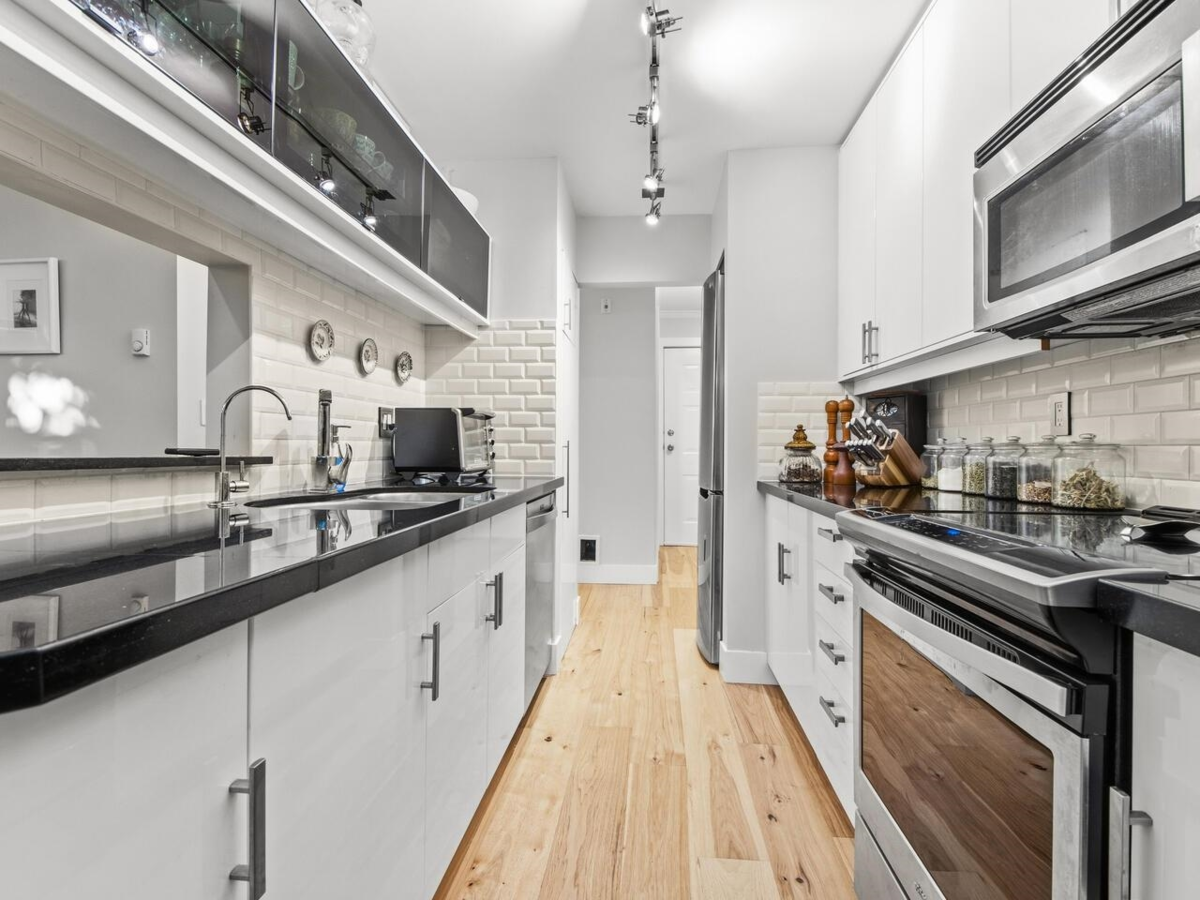 Kitchen Island Photo of 105 518 Thirteenth Street, New Westminster, BC
