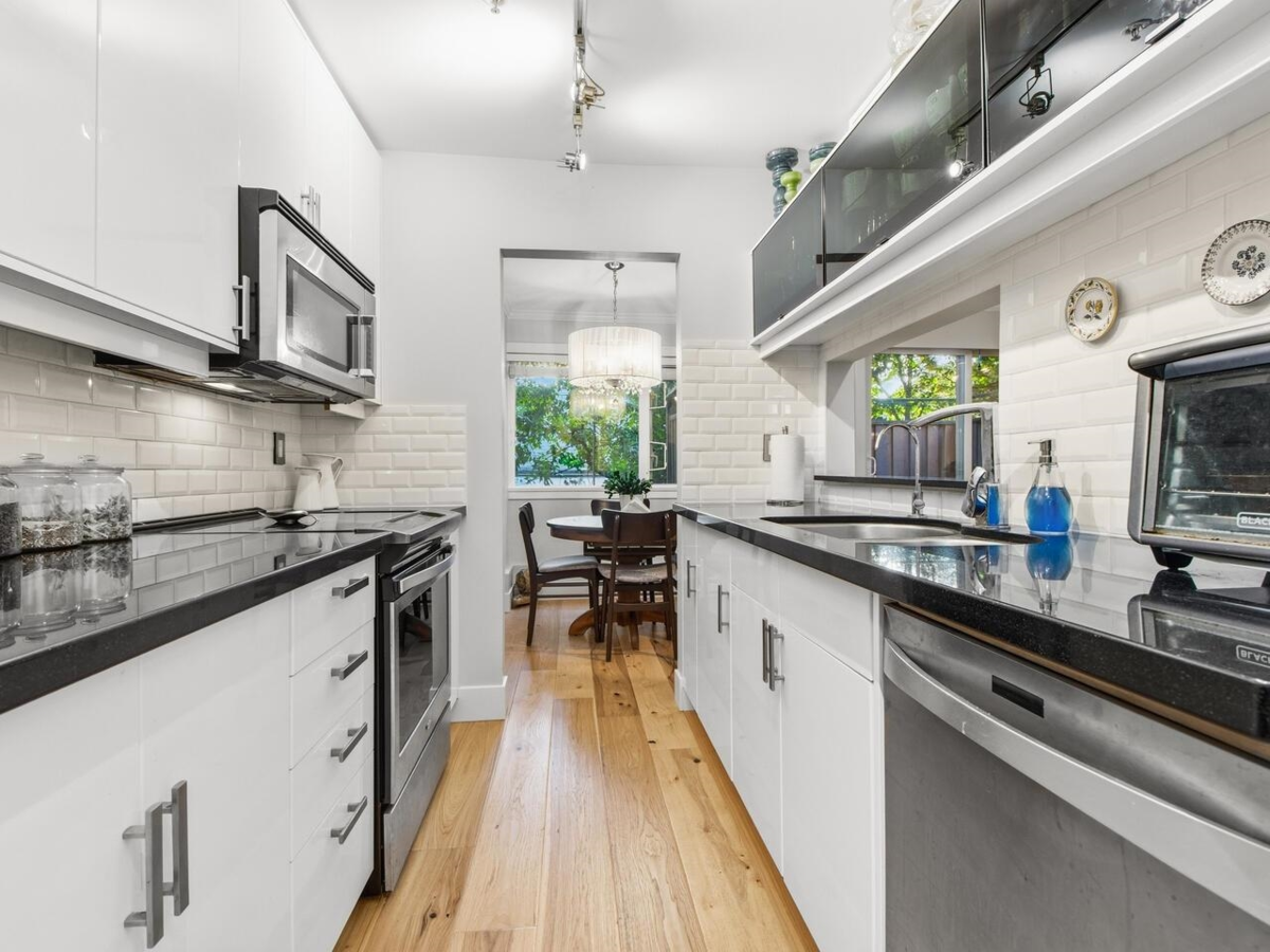 Kitchen Photo of 105 518 Thirteenth Street, New Westminster, BC