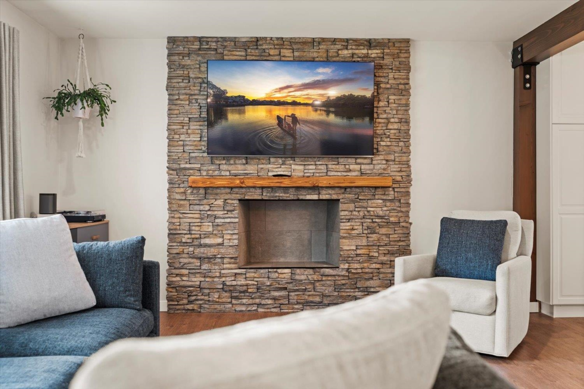 Family Room Photo of 34849 High Drive, Abbotsford, BC