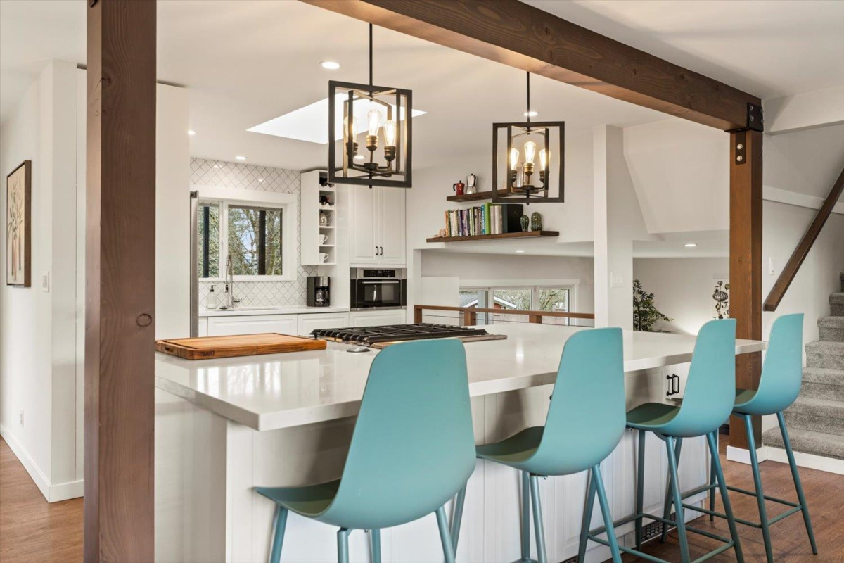 Kitchen Island Photo of 34849 High Drive, Abbotsford, BC
