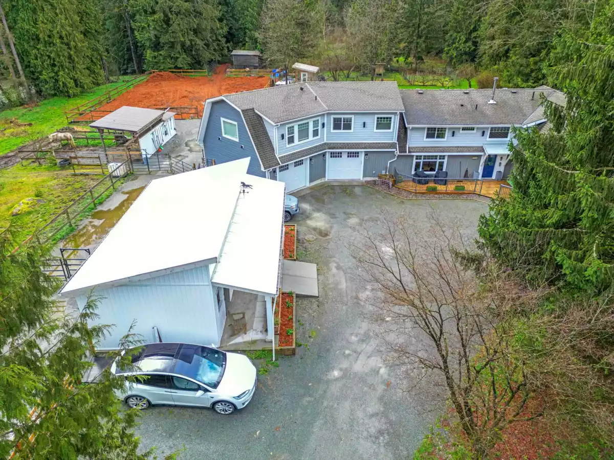 Family Room Photo of 26996 Ferguson Avenue, Maple Ridge, BC