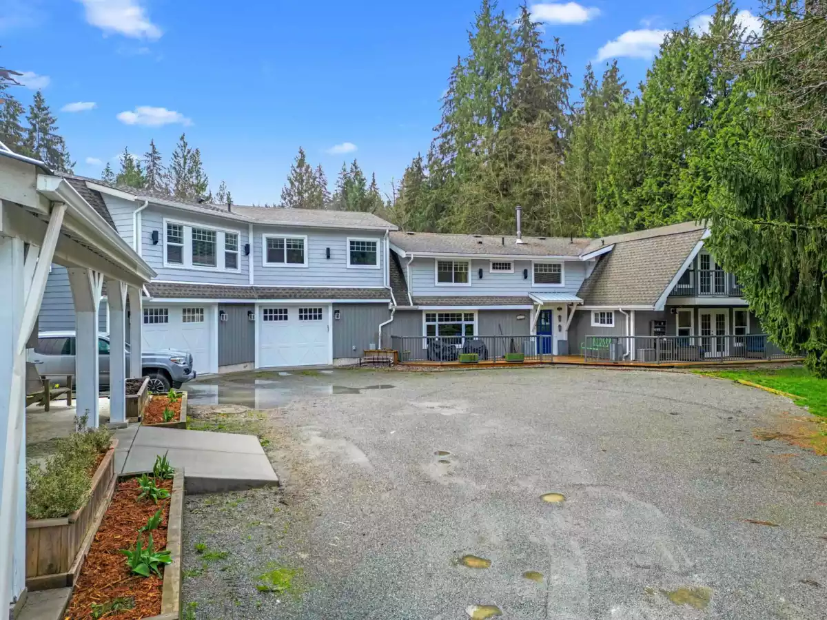 Living Room Photo of 26996 Ferguson Avenue, Maple Ridge, BC