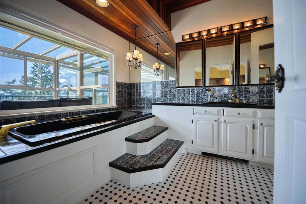 Hallway Photo of 13026 13 Avenue, Surrey, BC