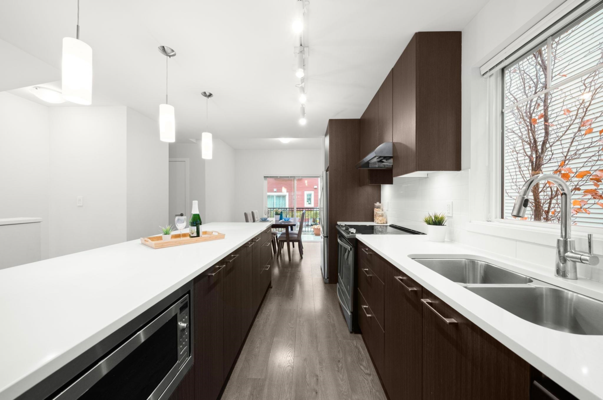 Kitchen Island Photo of 66 32633 Simon Avenue, Abbotsford, BC