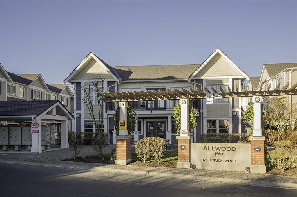 Swimming Pool Photo of 66 32633 Simon Avenue, Abbotsford, BC