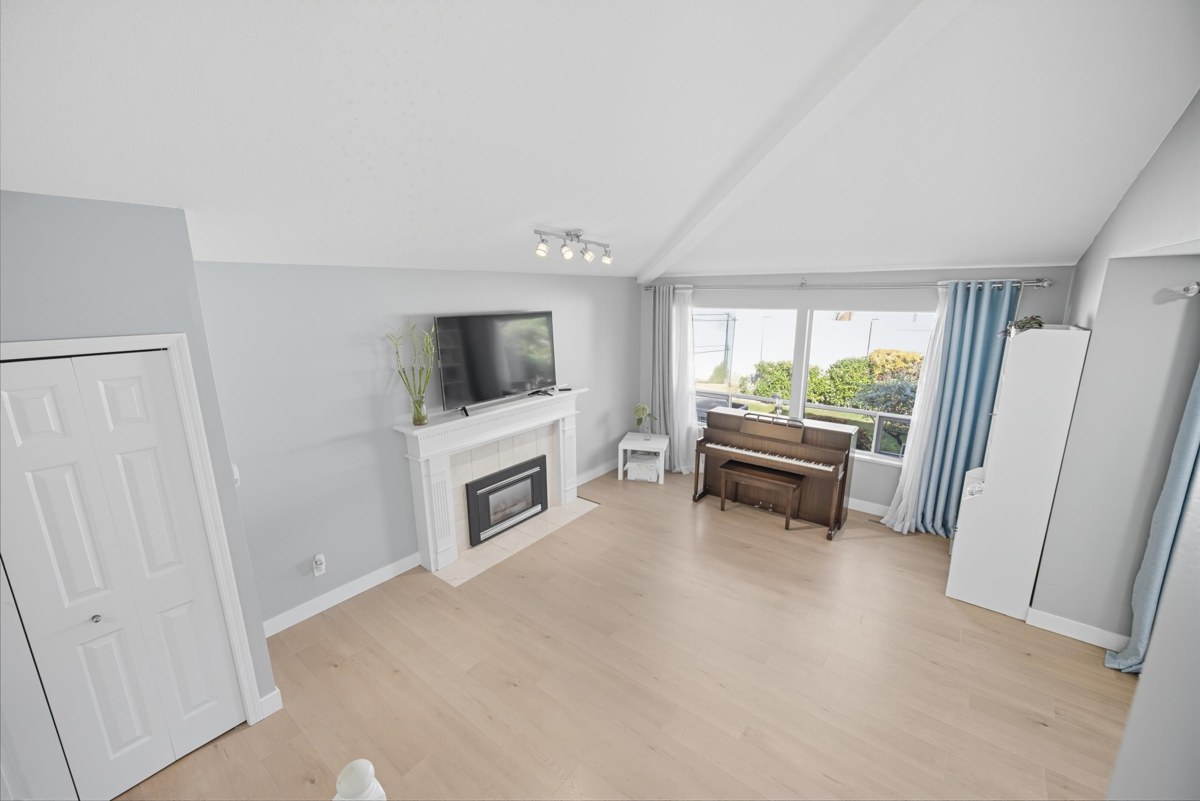 Dining Area Photo of 118 15121 19 Avenue, Surrey, BC