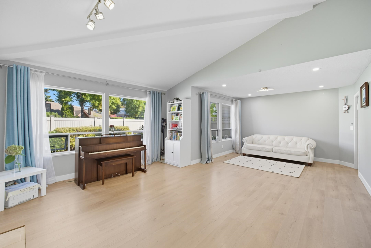 Kitchen Island Photo of 118 15121 19 Avenue, Surrey, BC