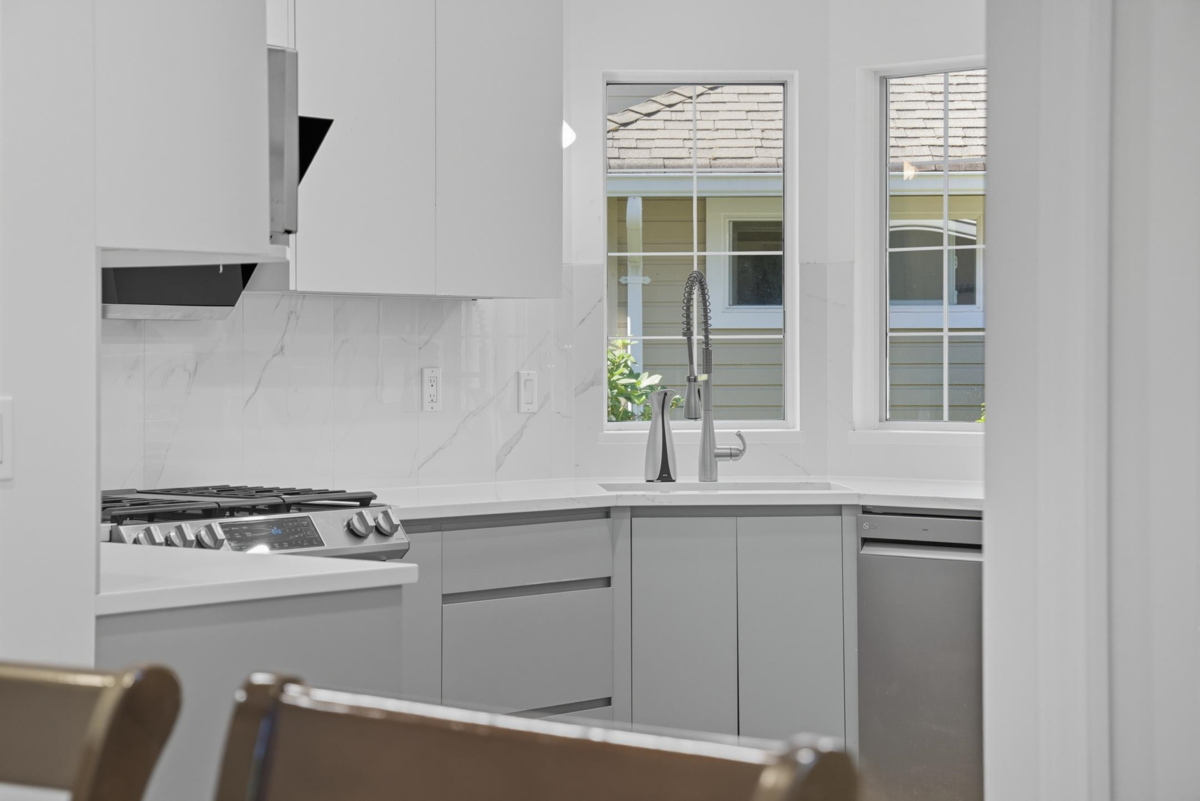 Kitchen Photo of 118 15121 19 Avenue, Surrey, BC