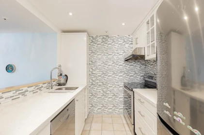 Kitchen Photo of 1702 811 Helmcken Street, Vancouver, BC