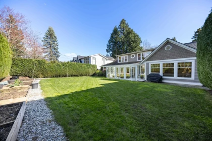 Front Yard Photo of 13785 Marine Drive, White Rock, BC