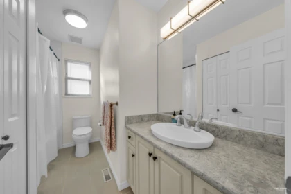 Powder Room Photo of 3265 Chaucer Avenue, North Vancouver, BC