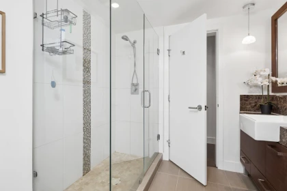 Guest Bathroom Photo of 406 210 W 13 Street, North Vancouver, BC