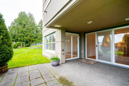 Front Yard Photo of 102 1725 128 Street, Surrey, BC