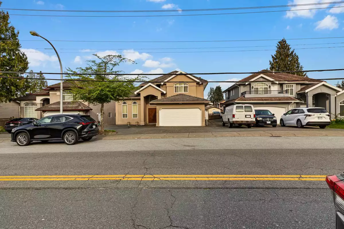 Family Room Photo of 9526 124 Street, Surrey, BC
