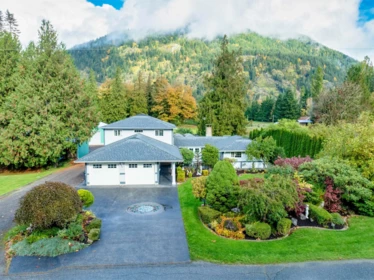 Basement Recreation Room Photo of 62525 Airport Road, Hope, BC