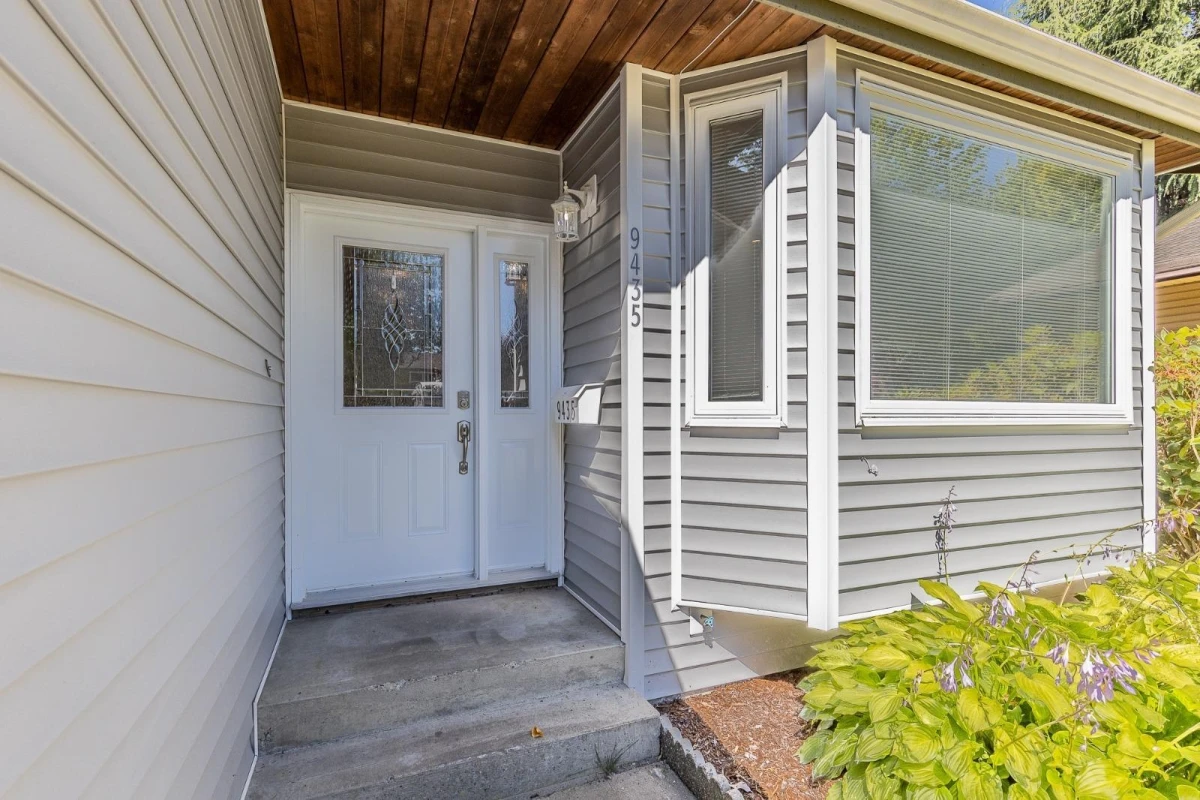 Living Room Photo of 9435 149a Street, Surrey, BC