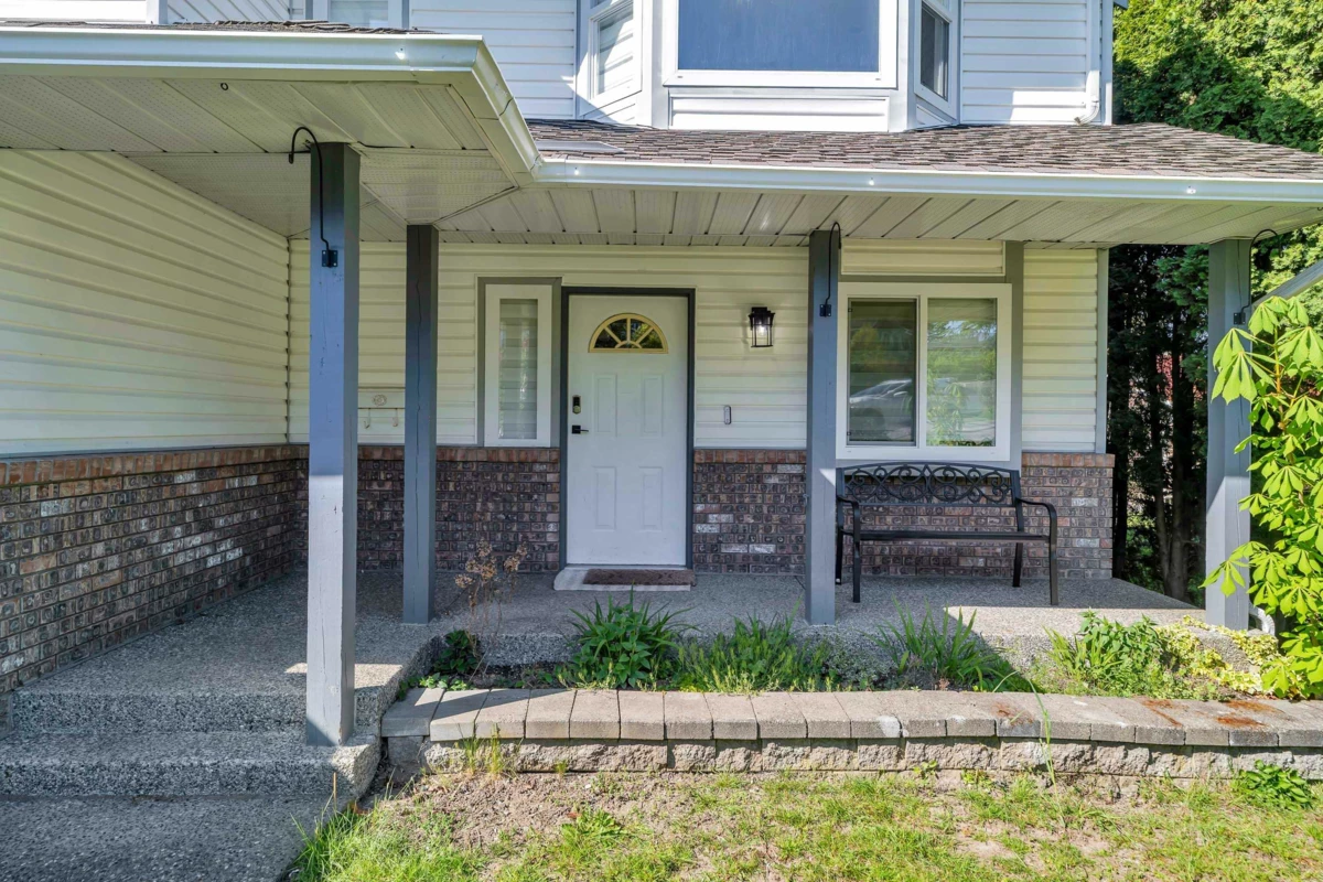 Family Room Photo of 15285 28 Avenue, Surrey, BC