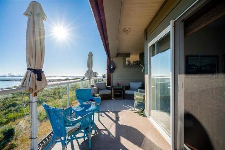Family Room Photo of 306 1120 Tsatsu Shores Drive, Delta, BC
