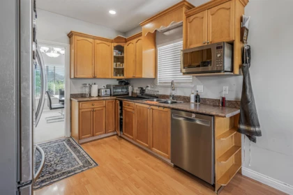 Kitchen Island Photo of 8530 Fennell Street, Mission, BC