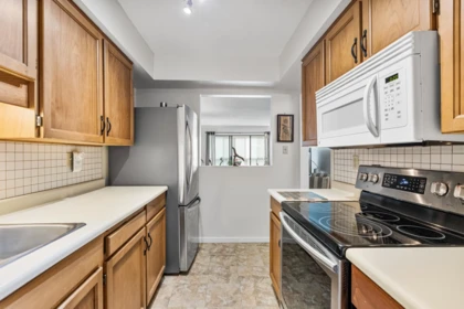Kitchen Island Photo of 204 1458 Blackwood Street, White Rock, BC