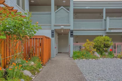 121 5780 Trail Avenue, Sechelt, BC, Sechelt — Apartment/Condo for sale
